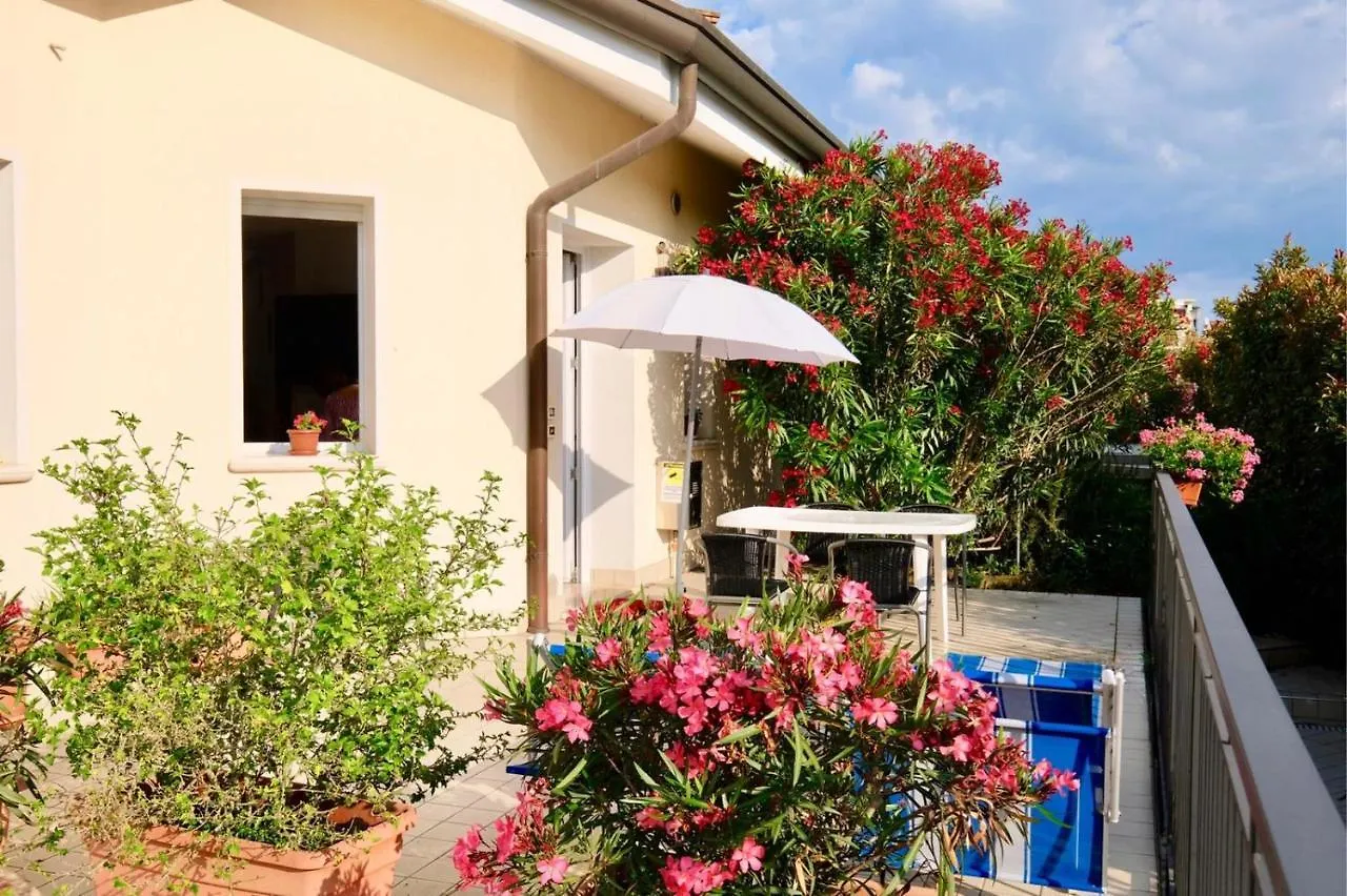 Appartamento In Villa Daniela Con Piscina Privata Carraro Immobiliare Jesolo - Family Apartments